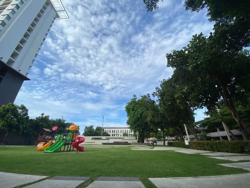 The Parkland Srinakarin Lakeside