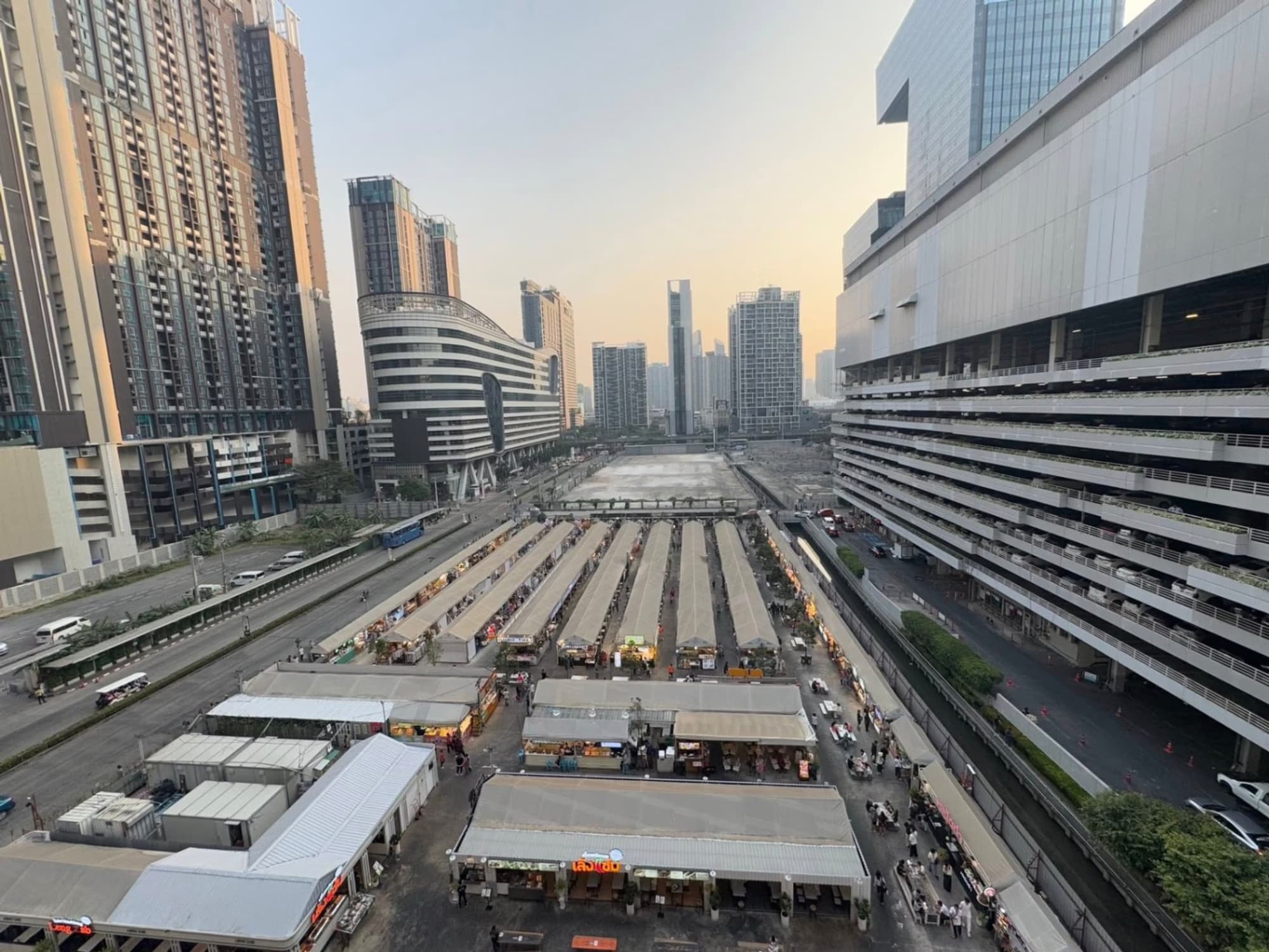 2 Bed Condo for Rent in Huai Khwang - Image 5