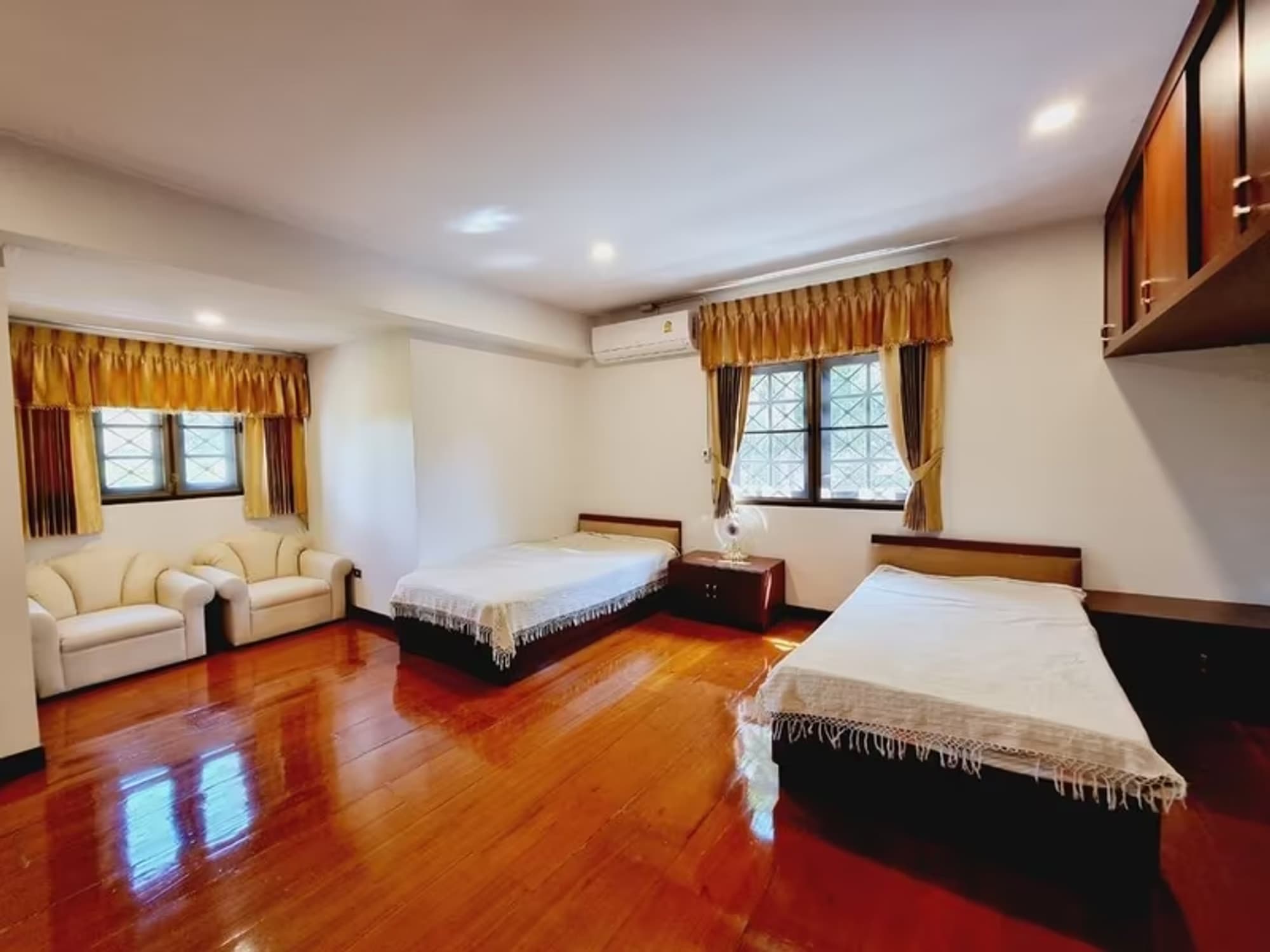 5 Bedroom House - Image 14
