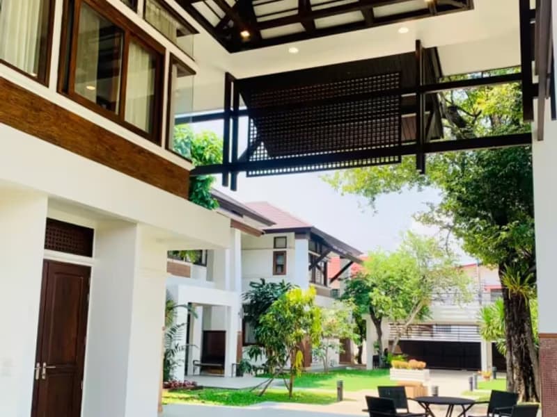 6 Bedroom House