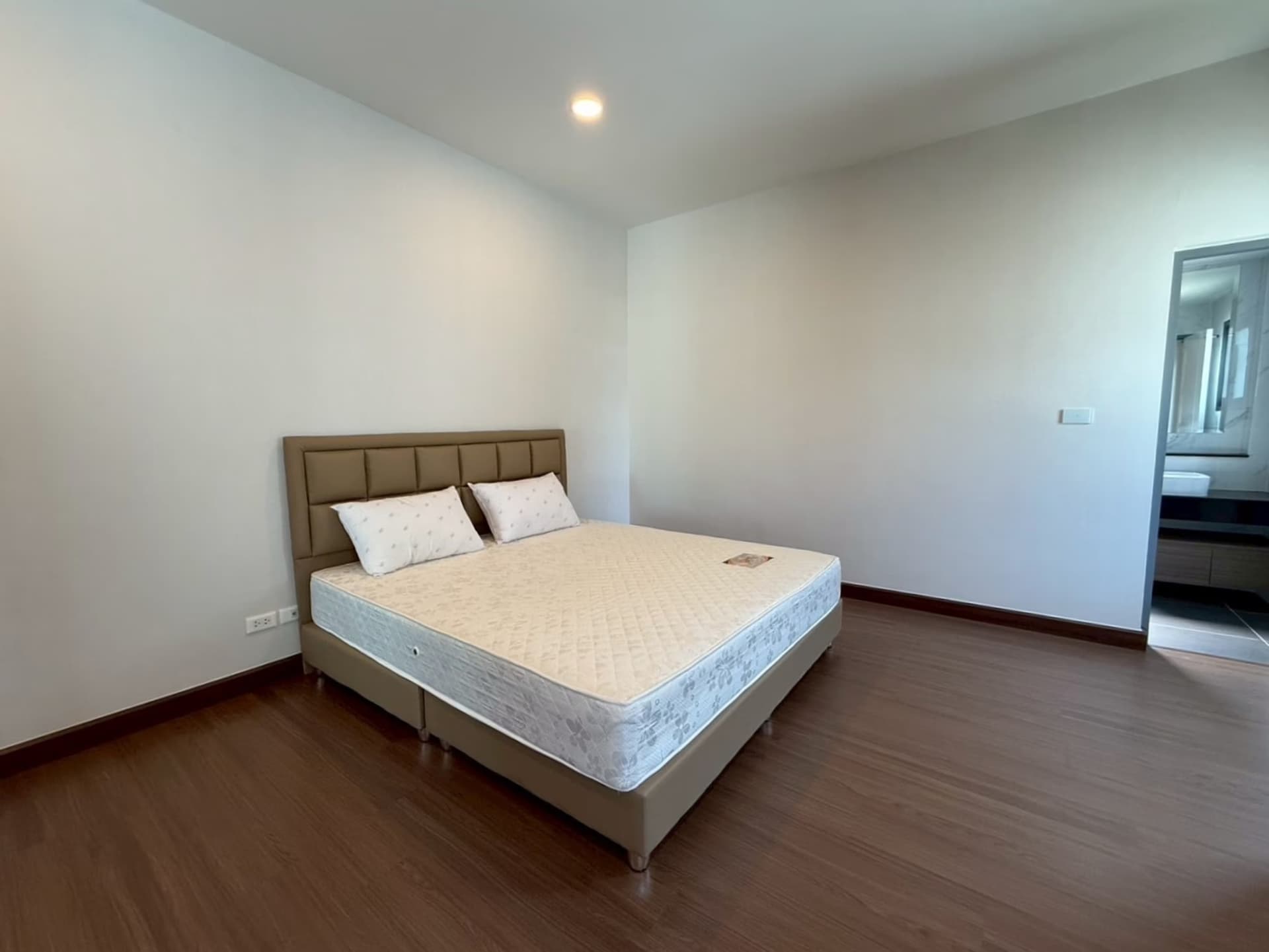 4 卧室 别墅 用于 出租 在 Bang Phli - Image 9