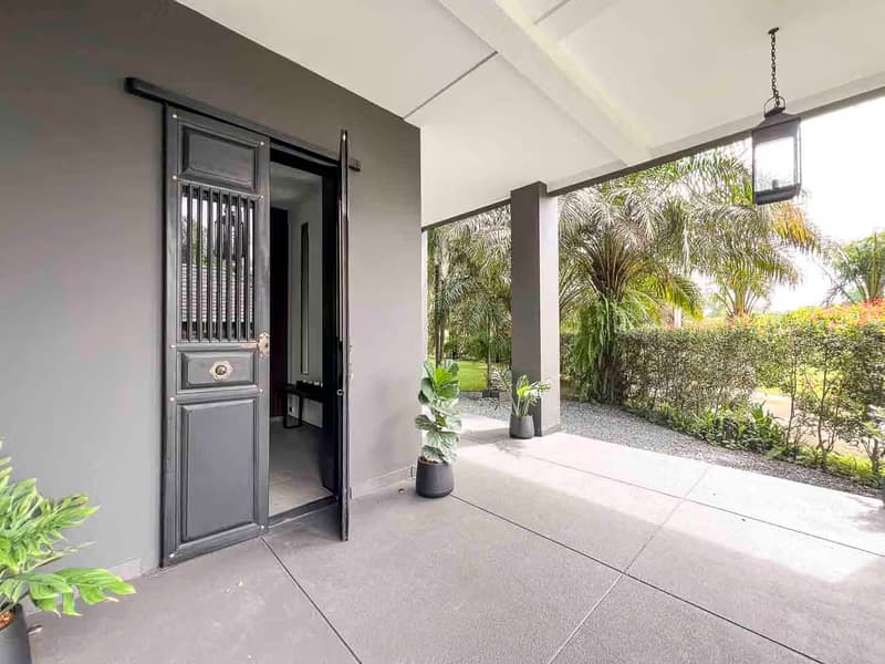 Luxury Lakeside Home for Sale in Mae RIm