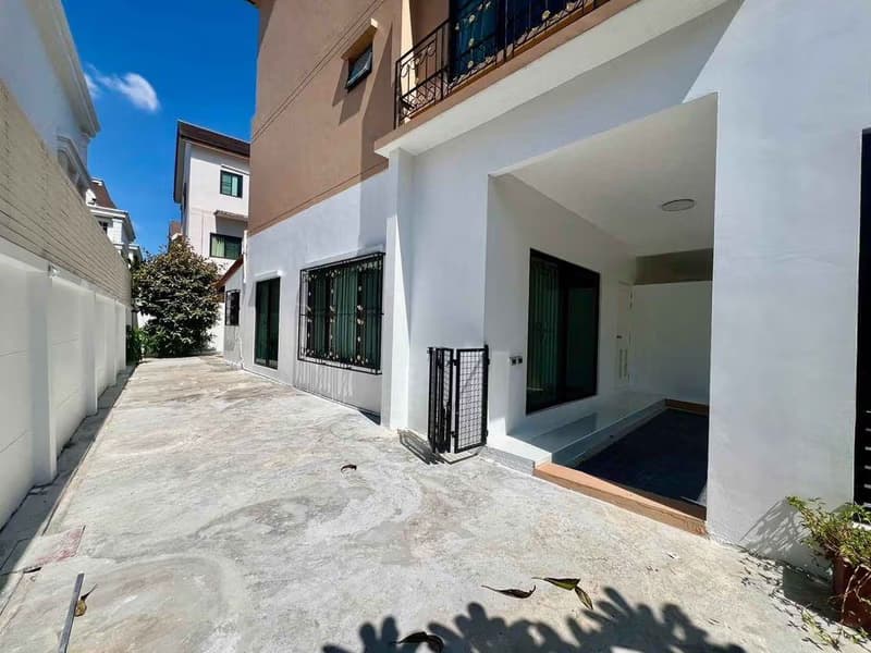 3 Bed Townhouse for Rent in Bang Kapi District