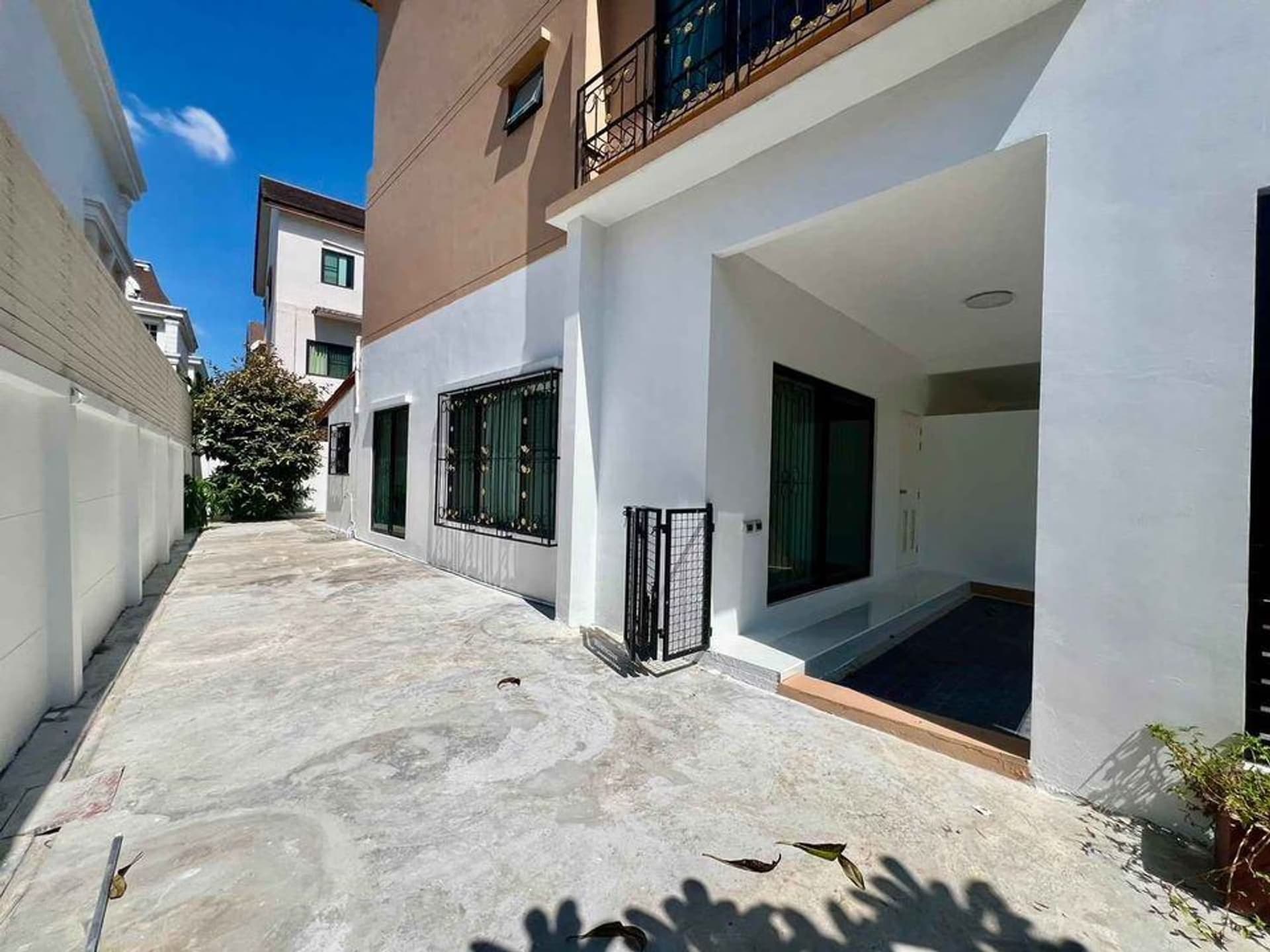3 Bed Townhouse for Rent in Bang Kapi District - Image 9