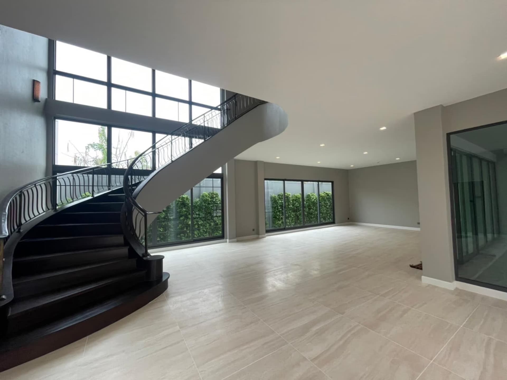 5 Bed House for Sale in Mueang Samut Prakan - Image 3