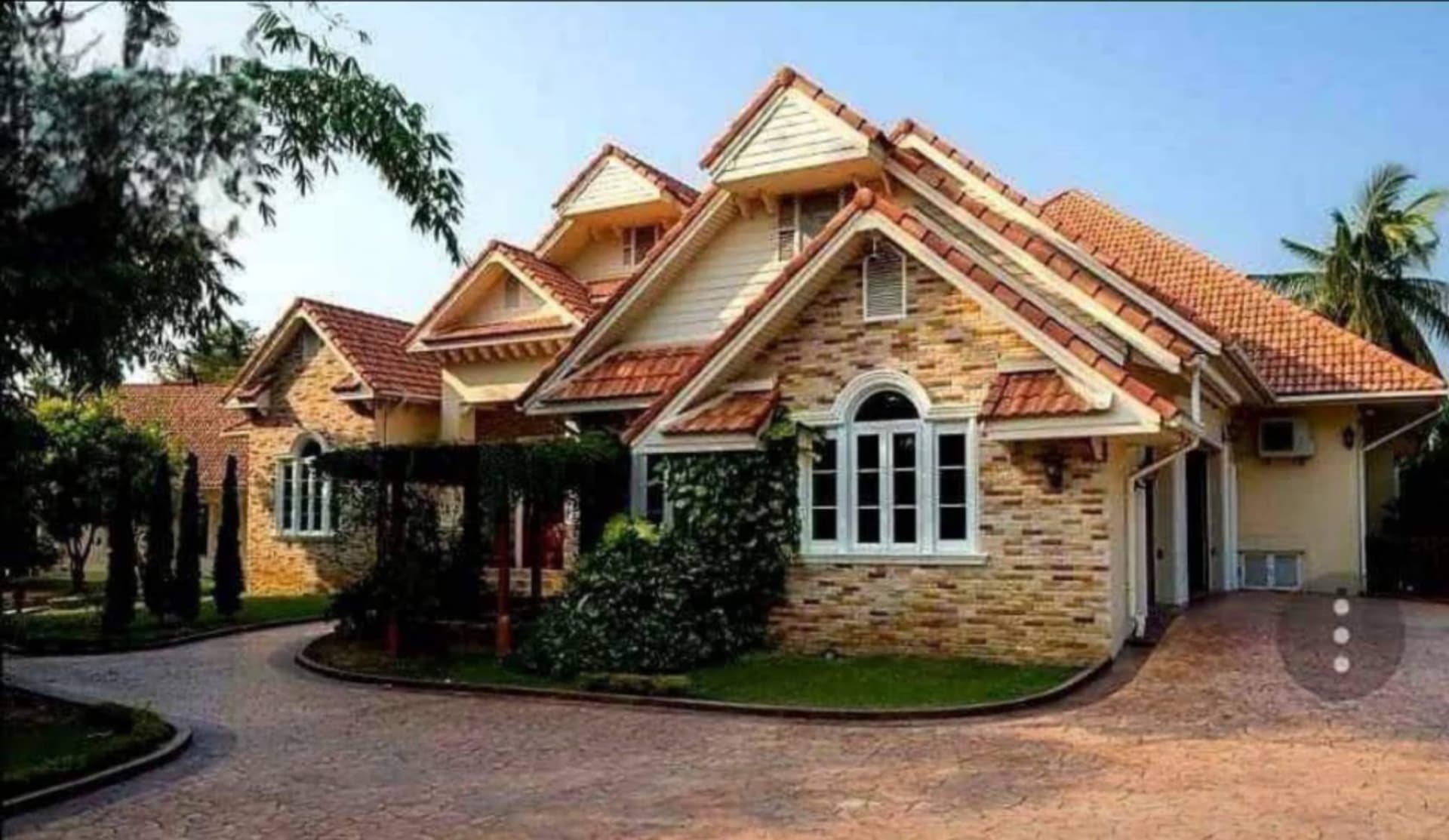 6 Bed House for Sale in Saraphi District - Image 1