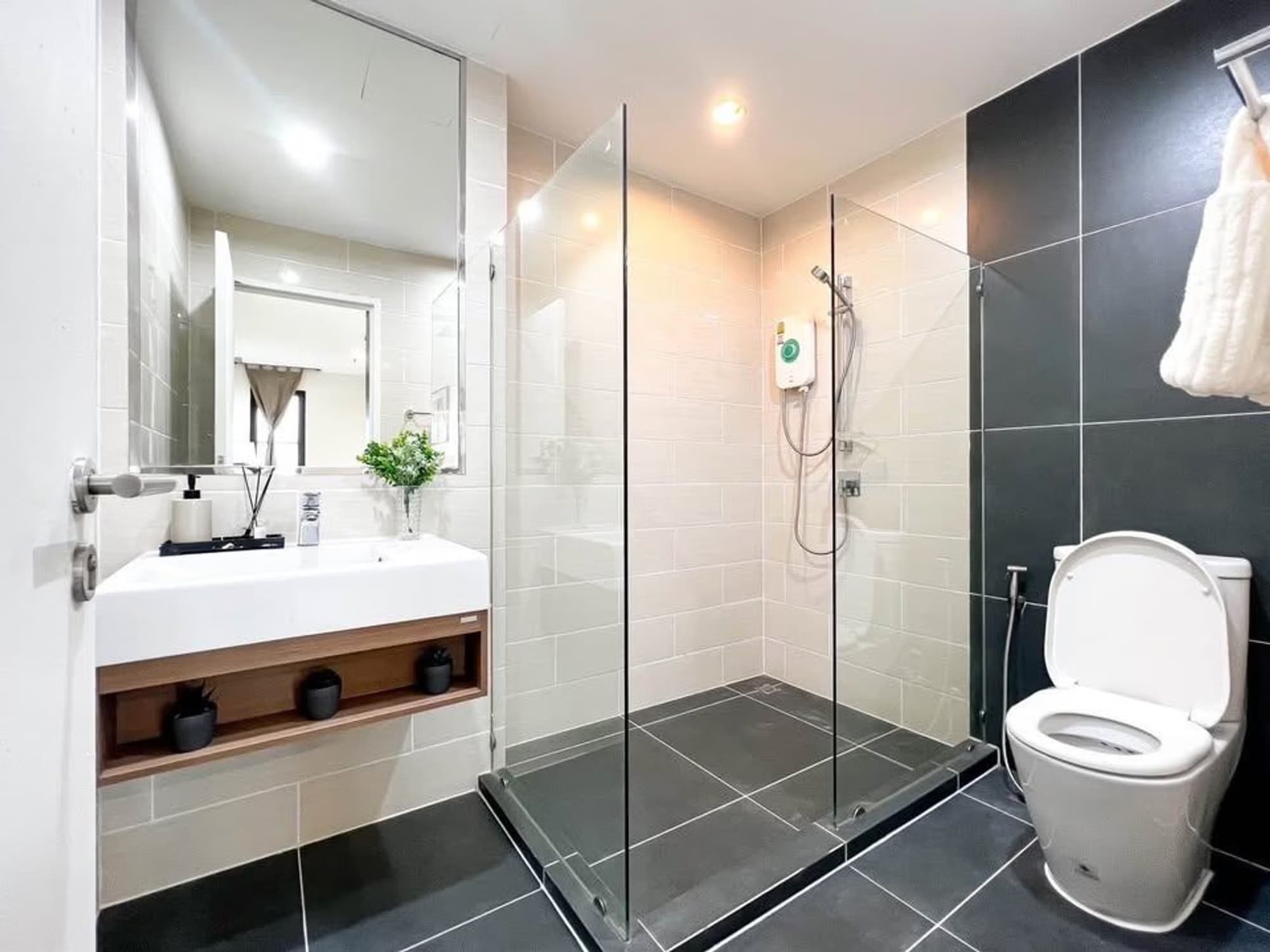 2 Bed Condo for Rent in Mueang Samut Prakan - Image 7
