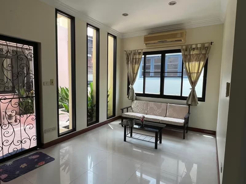 House for Rent in ratchaprarop.