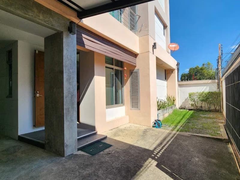 4 Bed House for Rent in Watthana