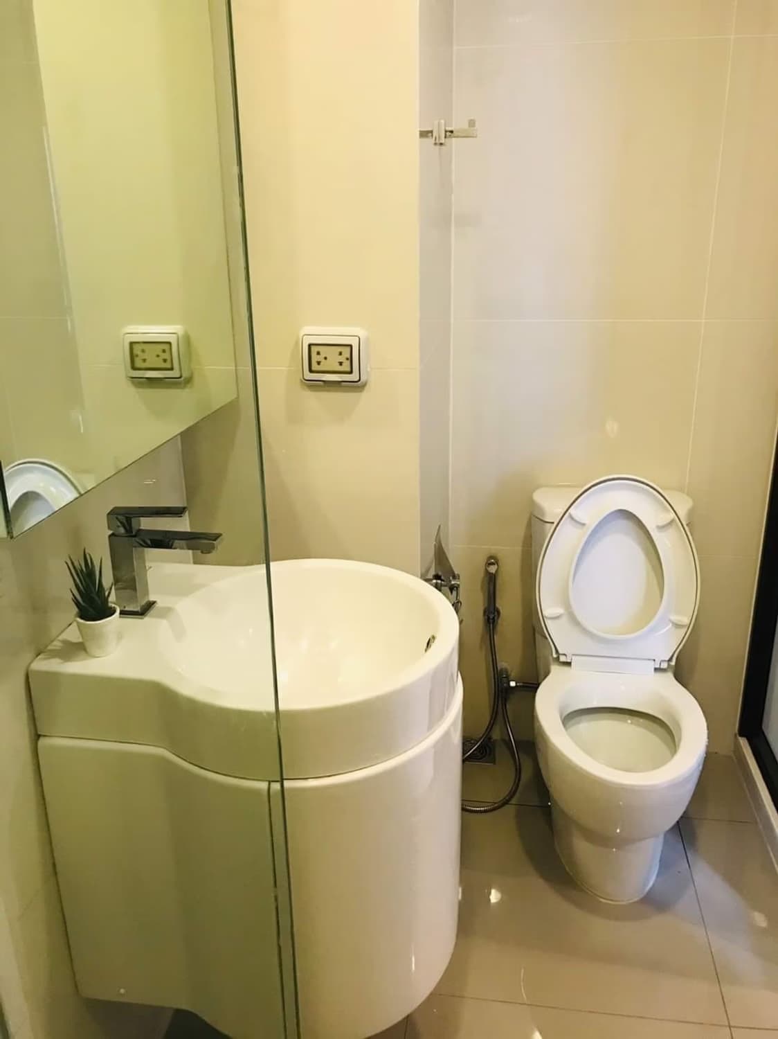1 Bed Condo for Rent and Sale  Near Phra Ram 9 MRT - Image 4