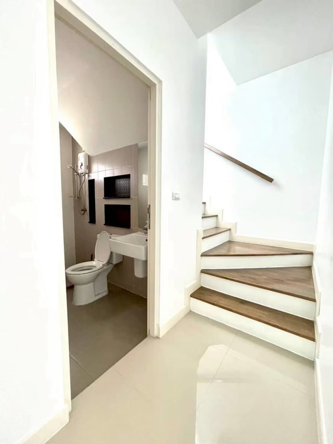 4 Bed House for Rent and Sale in Mueang Chiang Mai - Image 4