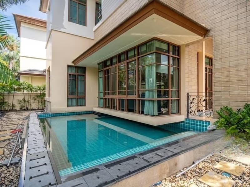 4 Bed House for Rent and Sale in Watthana
