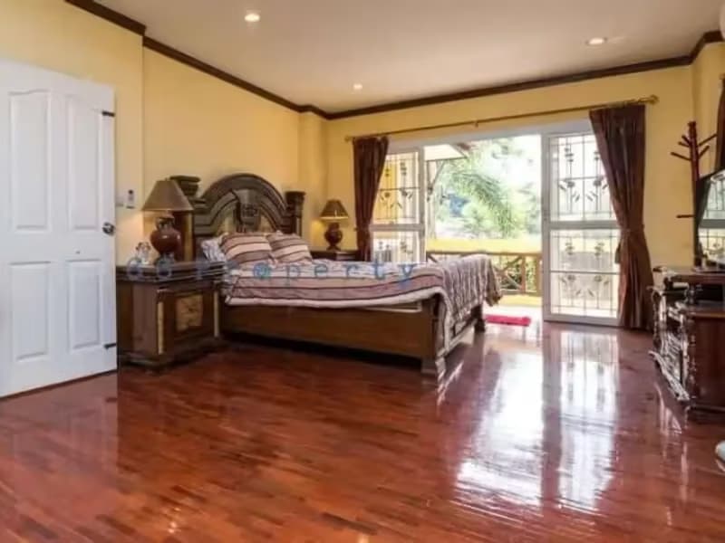 6 Bedroom House