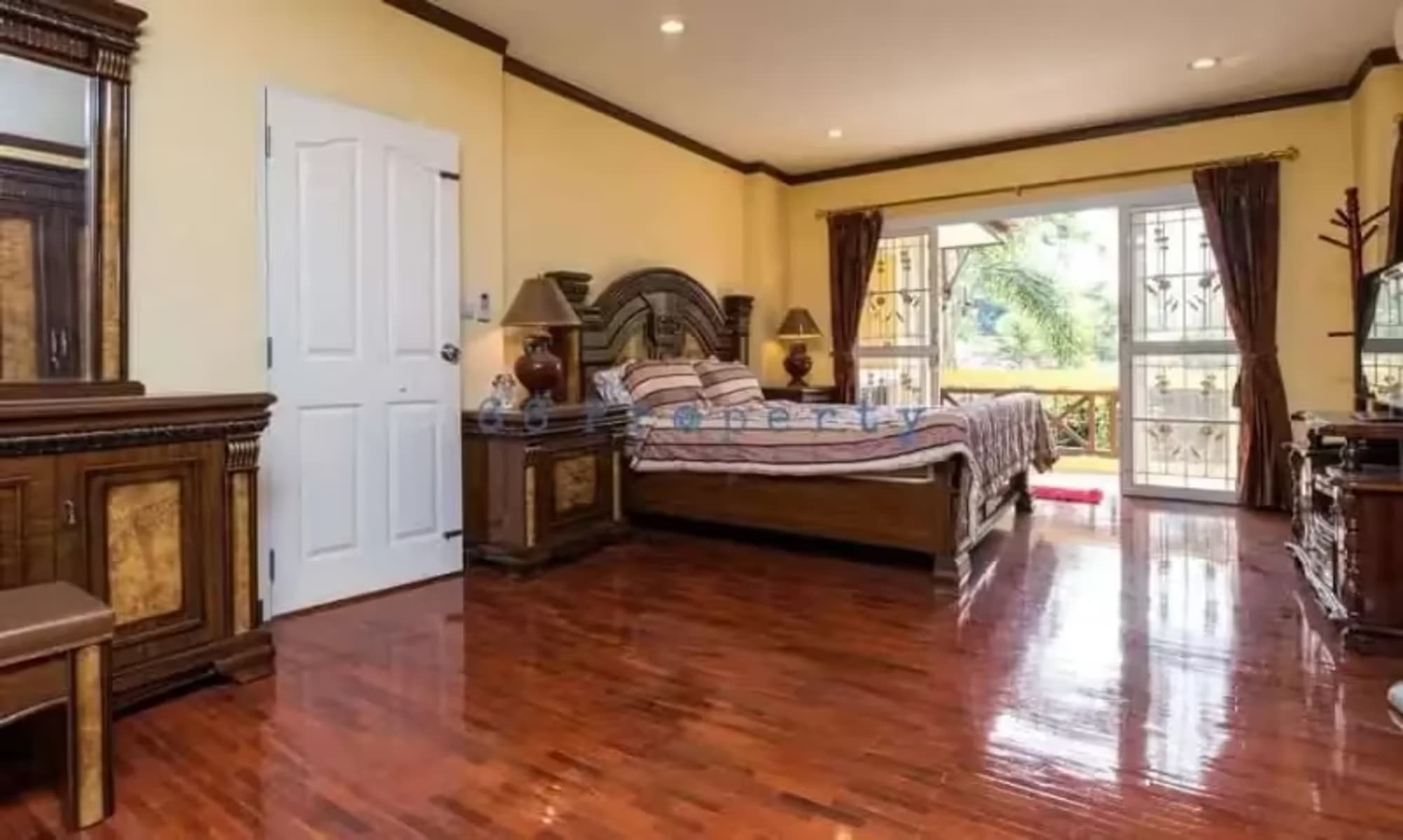 6 Bedroom House - Image 13