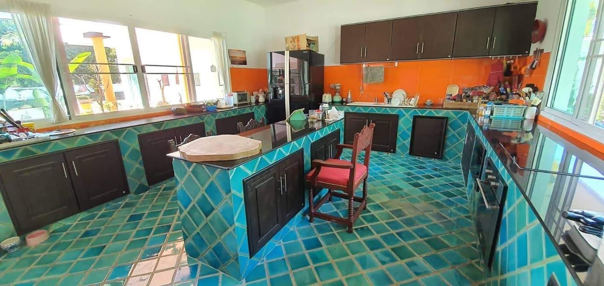 6 Bedroom House - Image 14