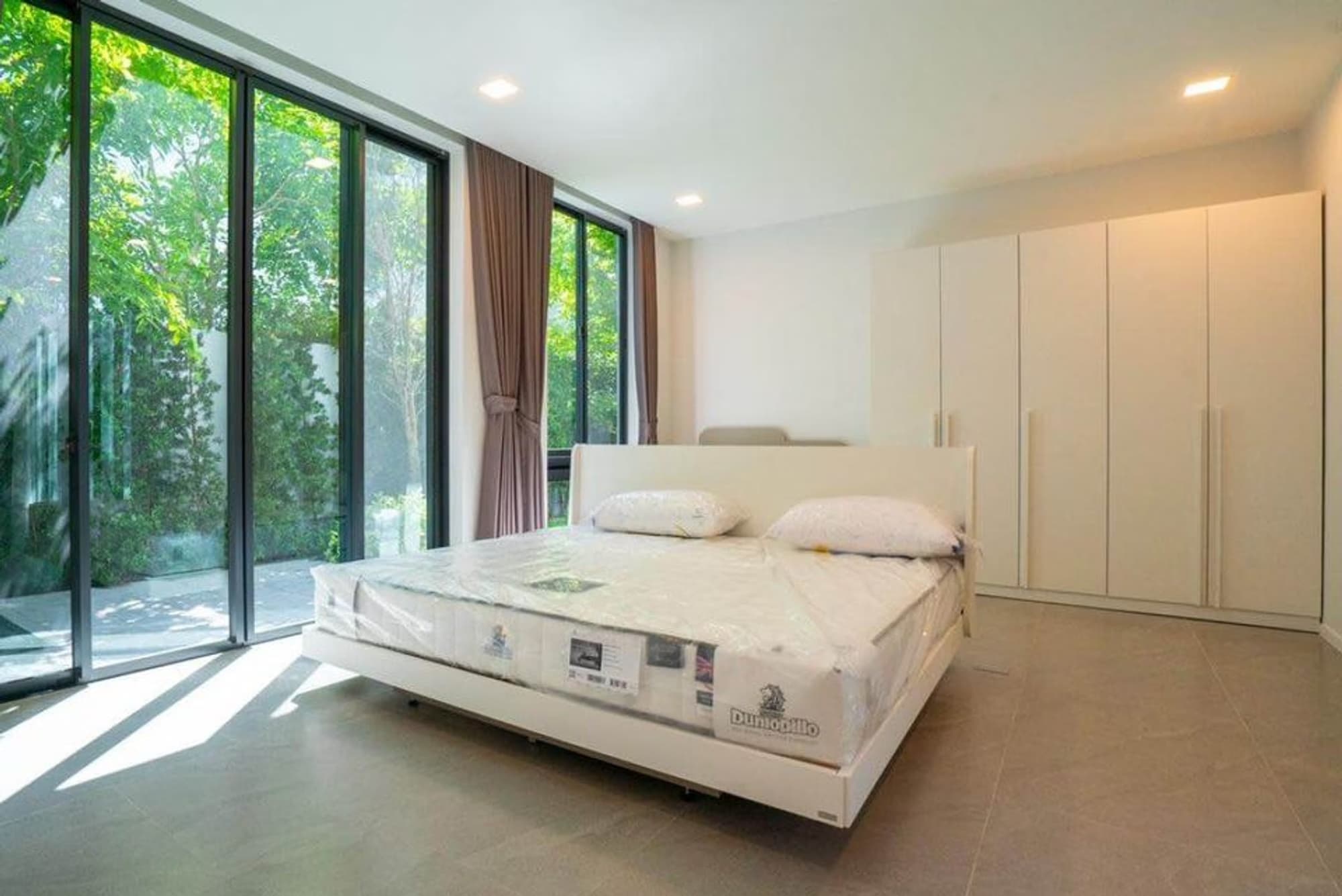 4 Bed House for Rent in Saphan Sung - Image 8