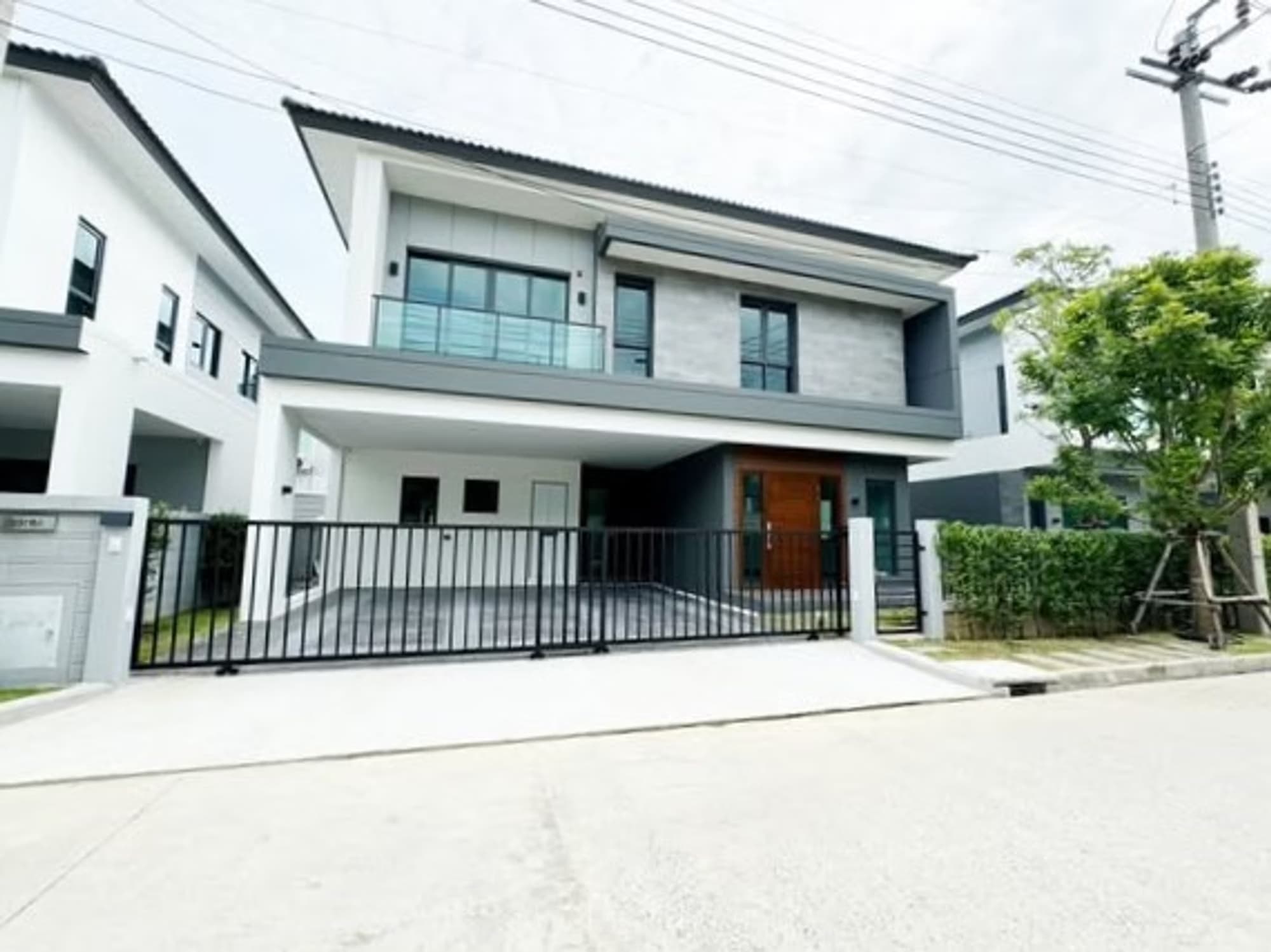 5 Bed House for Rent in Bang Phli - Image 1
