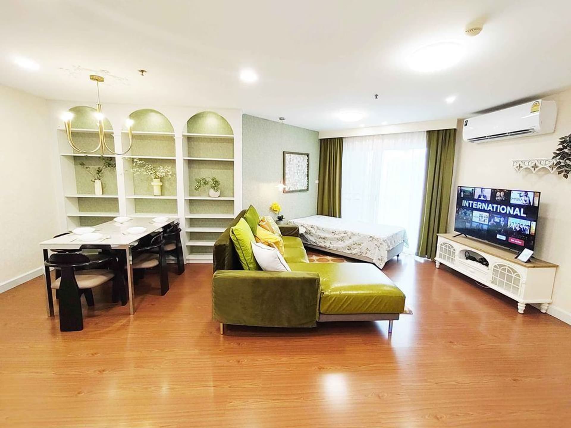 2 ห้องนอน คอนโด สำหรับ ขาย ใน Huai Khwang - Image 2