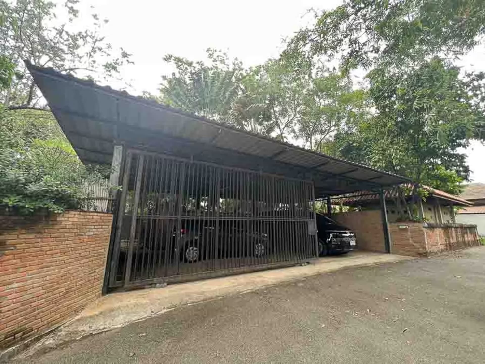6 Bedroom House - Image 24