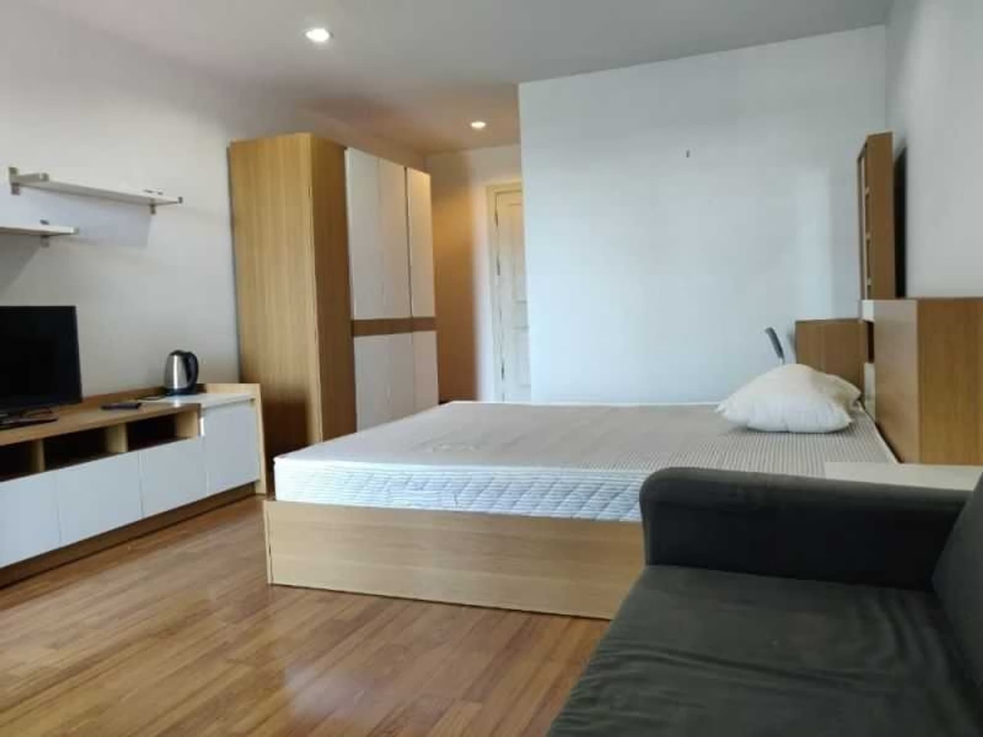 Condo for Rent at Regent Home 22 - Image 2