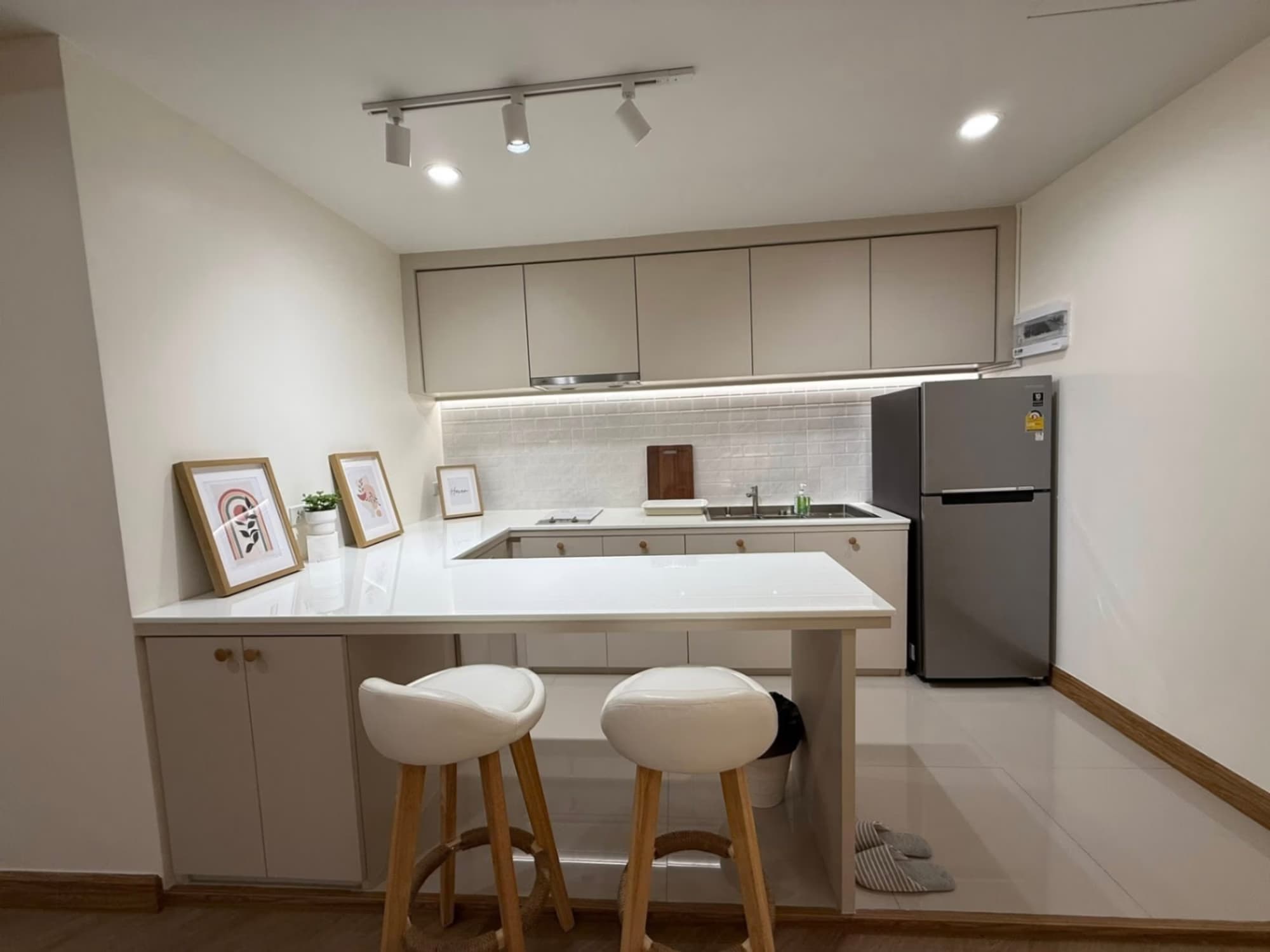1 Bed Condo for Rent and Sale in Huai Khwang - Image 3