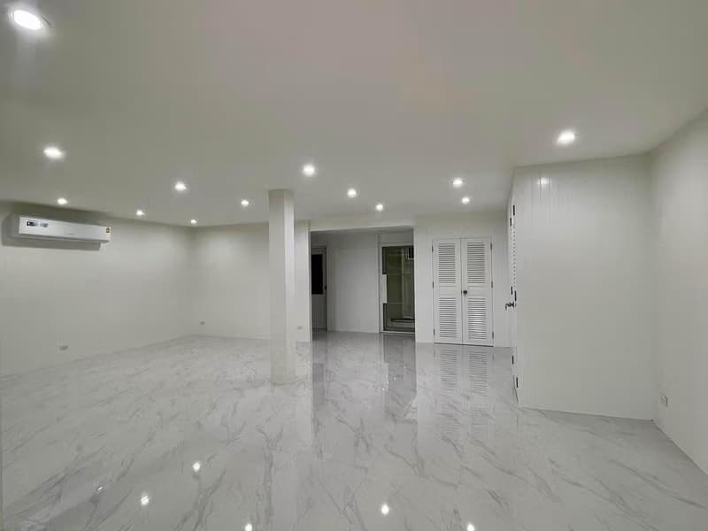 3 Bed Townhouse for Rent in Sathon