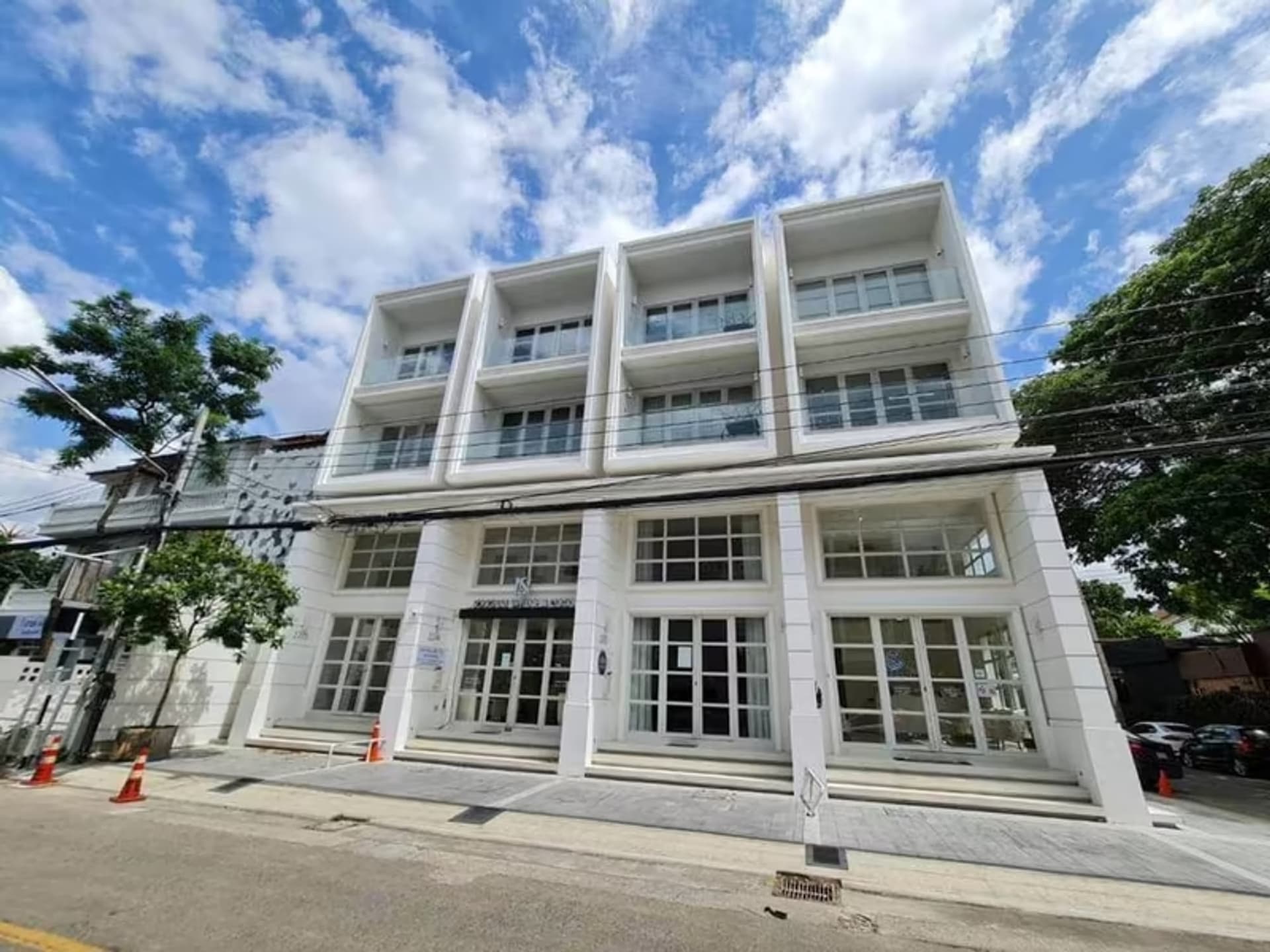 3 Bedroom Commercial - Image 1