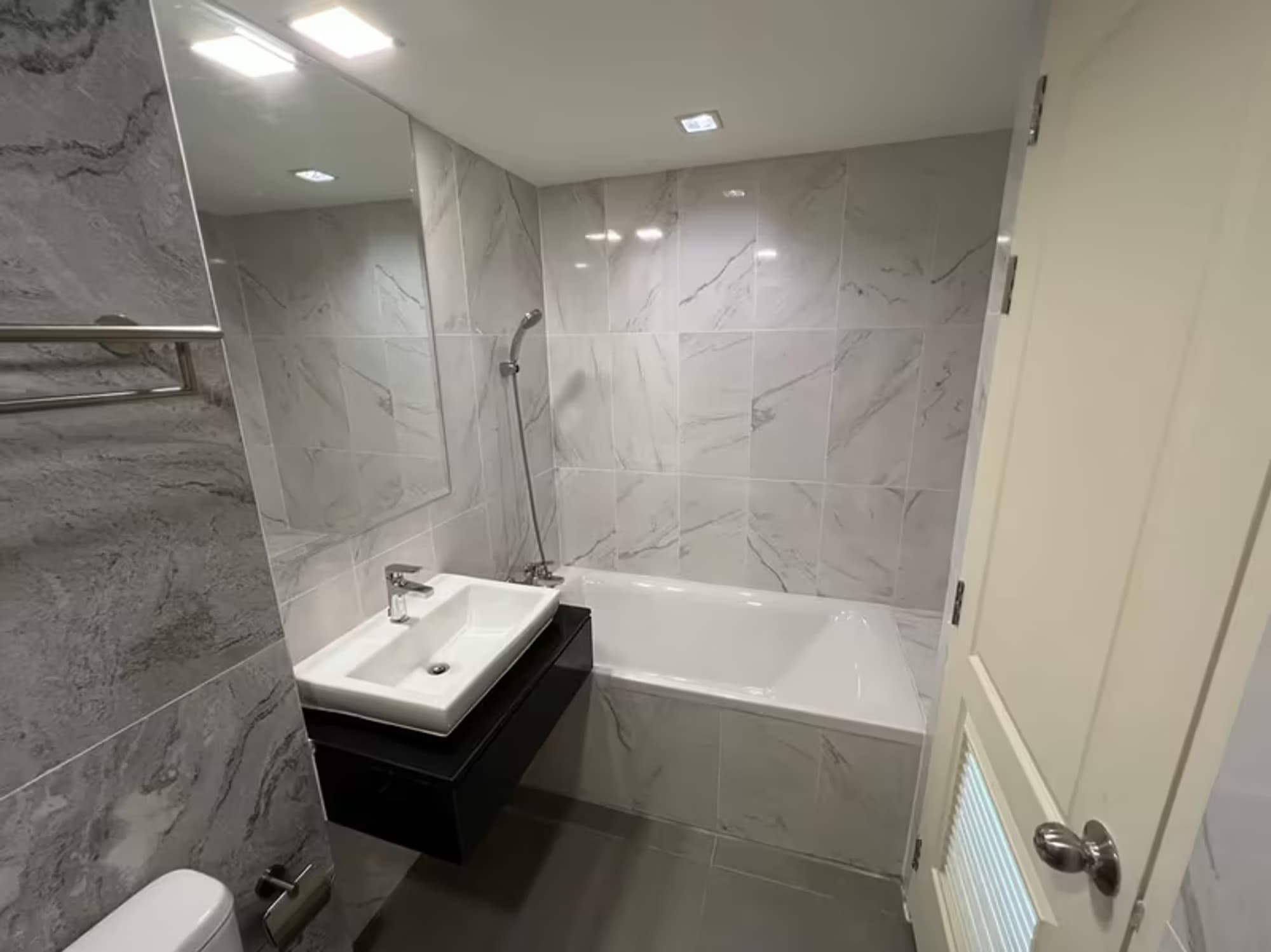  Condo for Rent at Bless Residence Ekkamai - Image 8