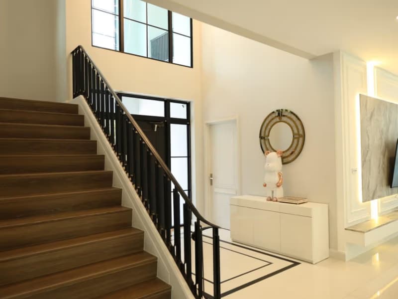 5 Bed House for Rent and Sale in Saphan Sung