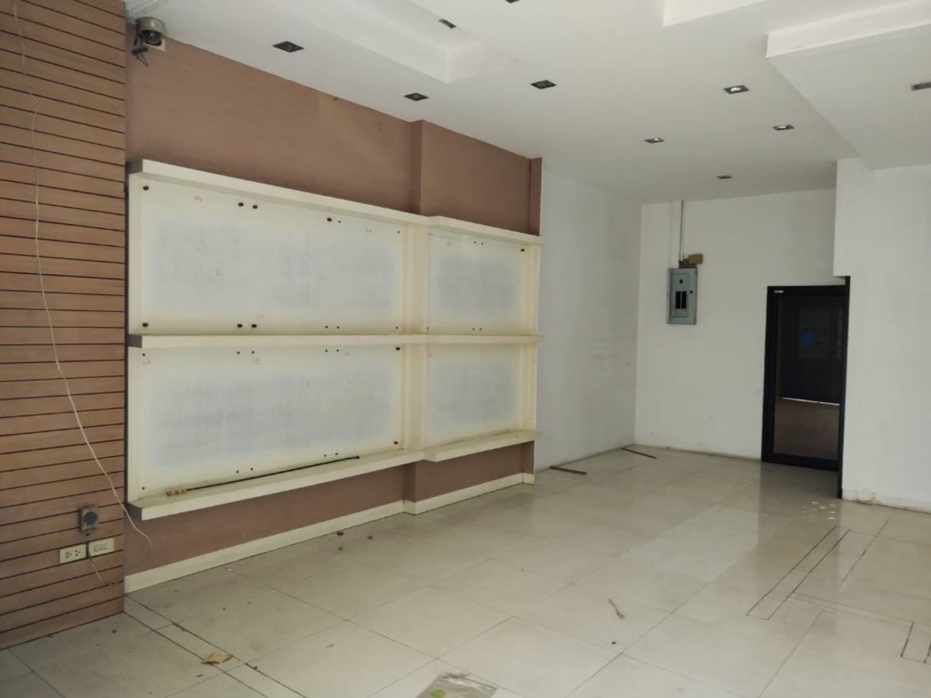 5 Bed Commercial for Rent in Yan Nawa - Image 8