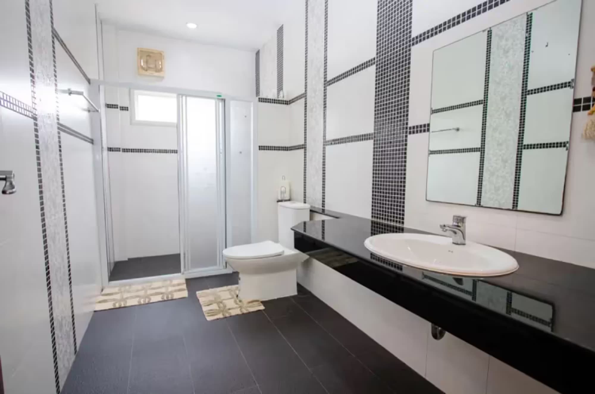 6 Bedroom House - Image 10