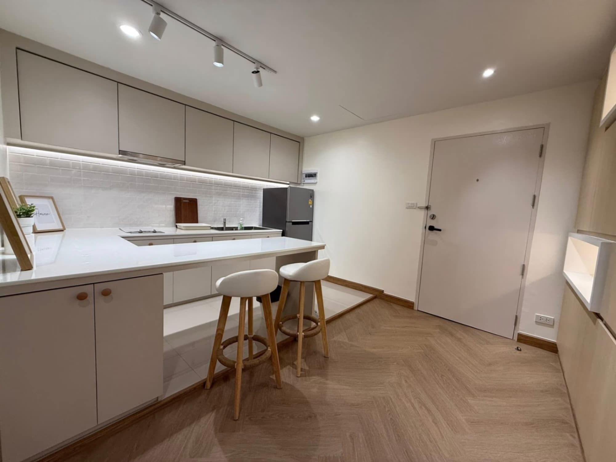 1 Bed Condo for Rent and Sale in Huai Khwang - Image 15