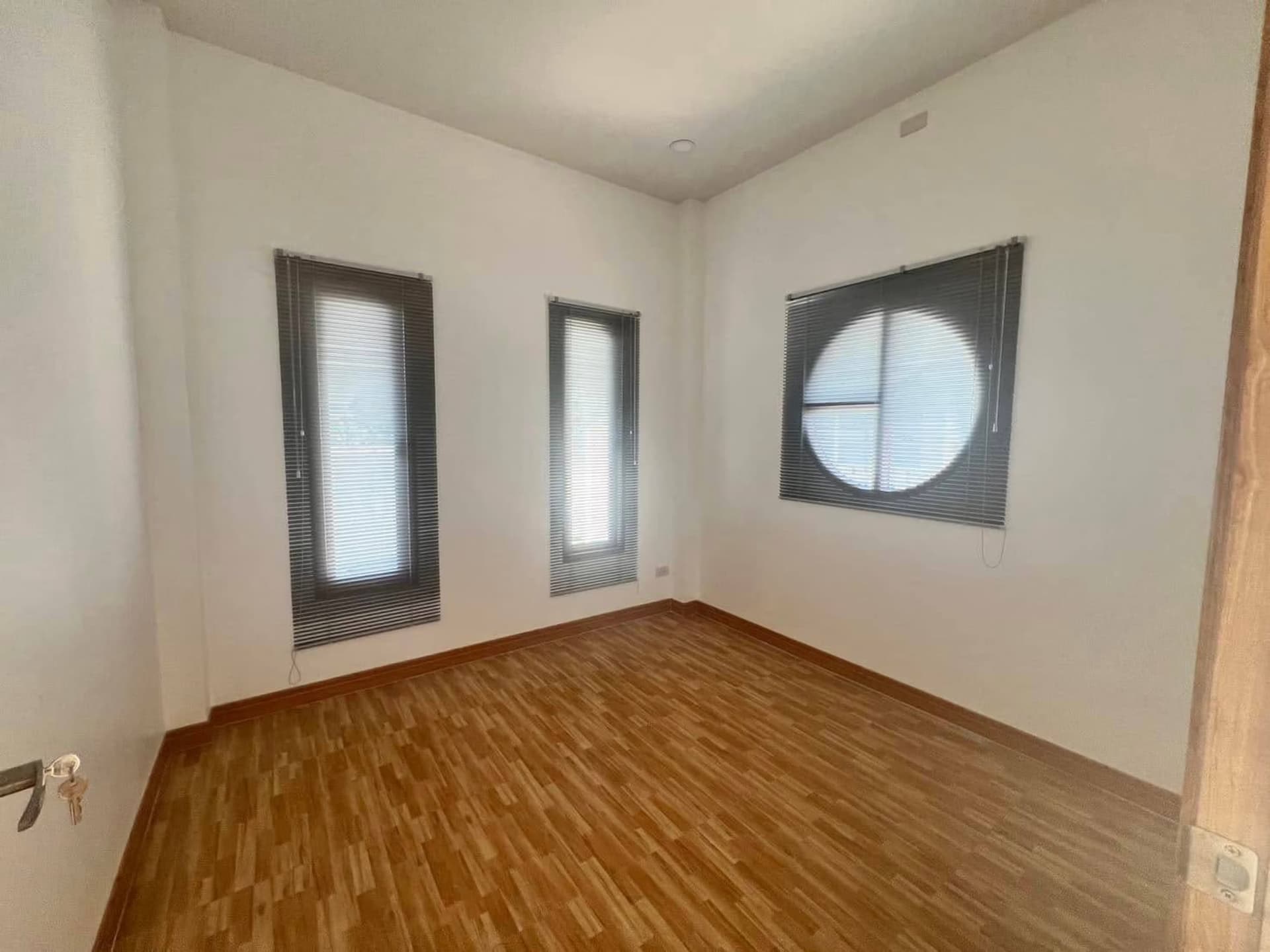 3 Bed House for Rent in Saraphi District - Image 5