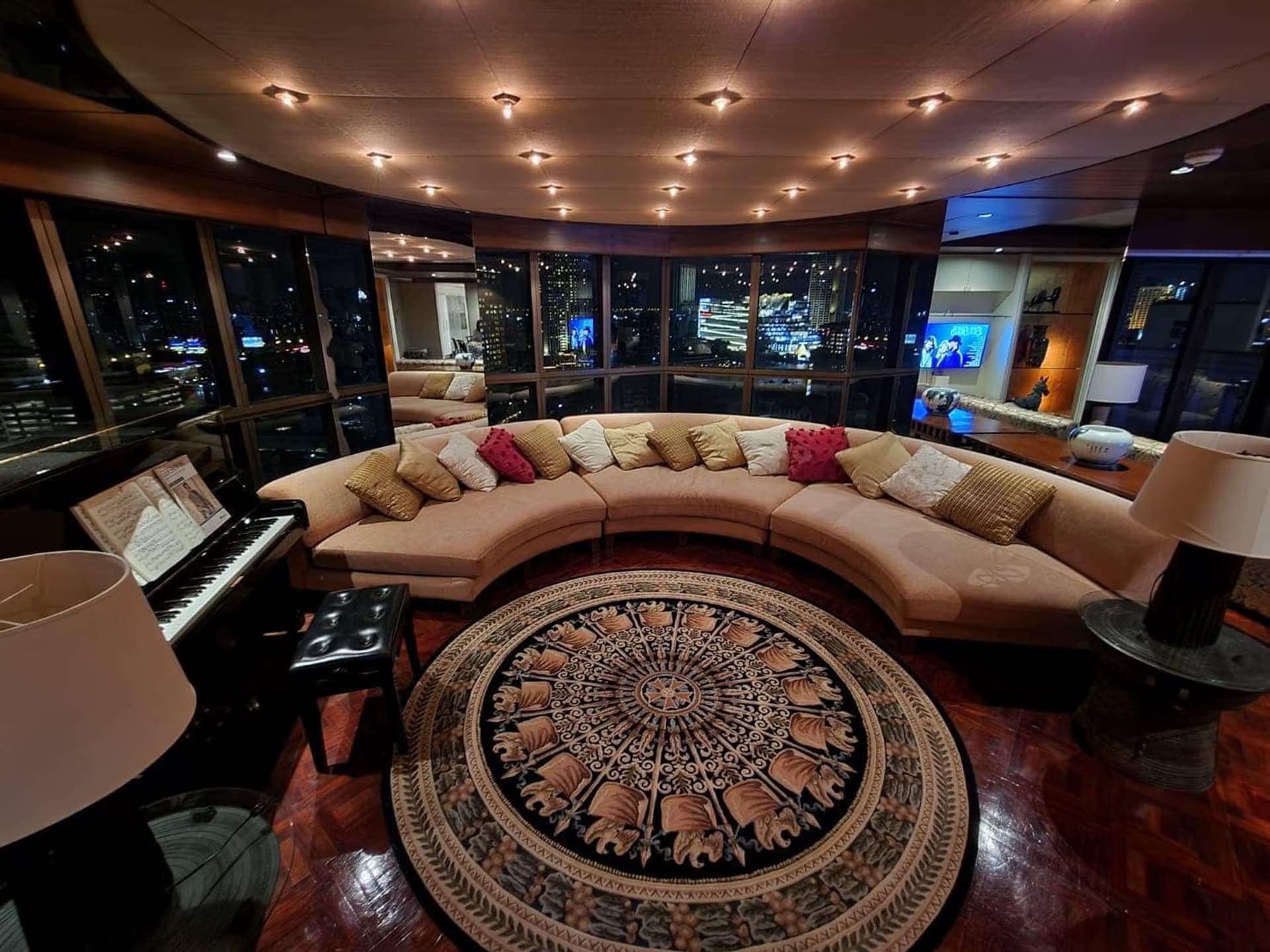 Condo for Rent at lebua at State Tower - Image 1