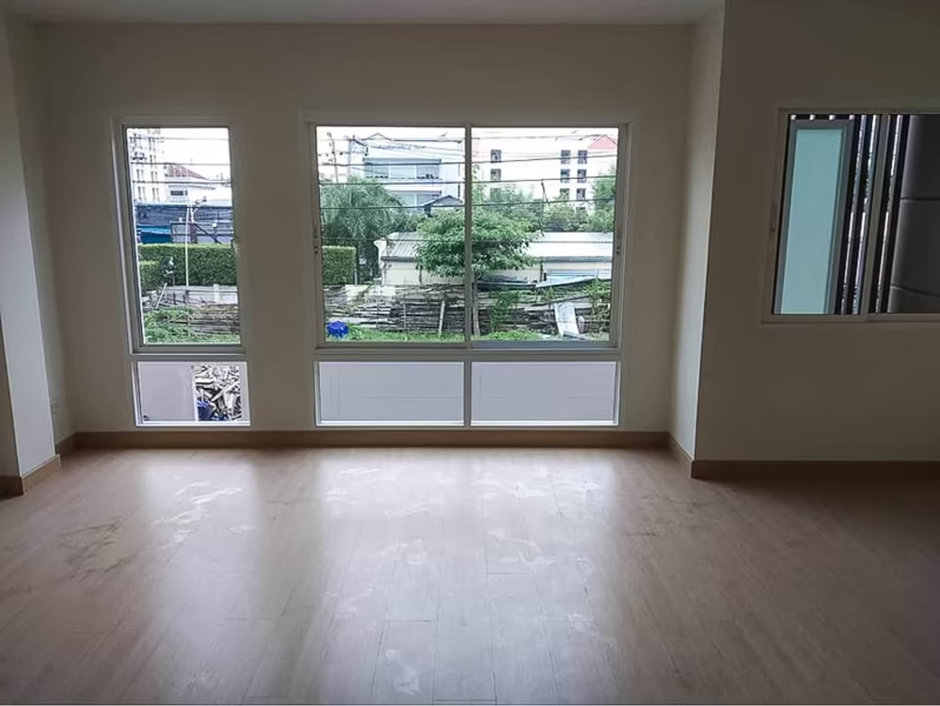 5 Bedroom Commercial - Image 1