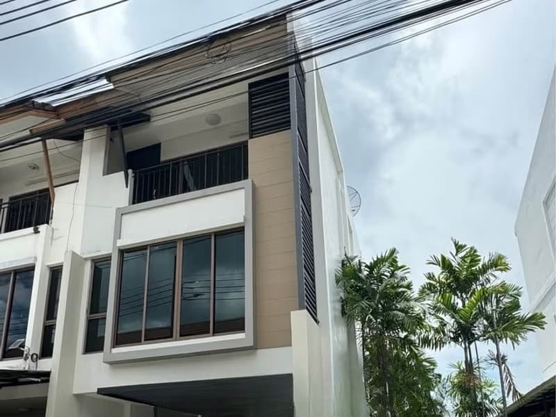 3 Bed Townhouse for Rent in เขตพระโขนง
