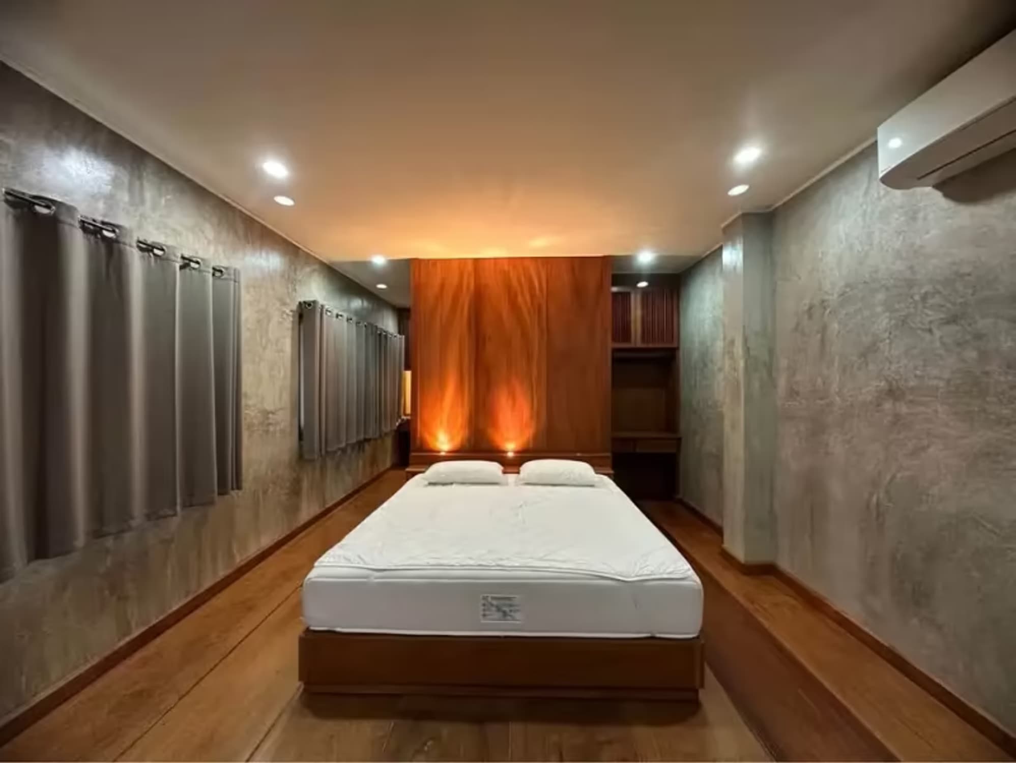 6 Bedroom House - Image 19