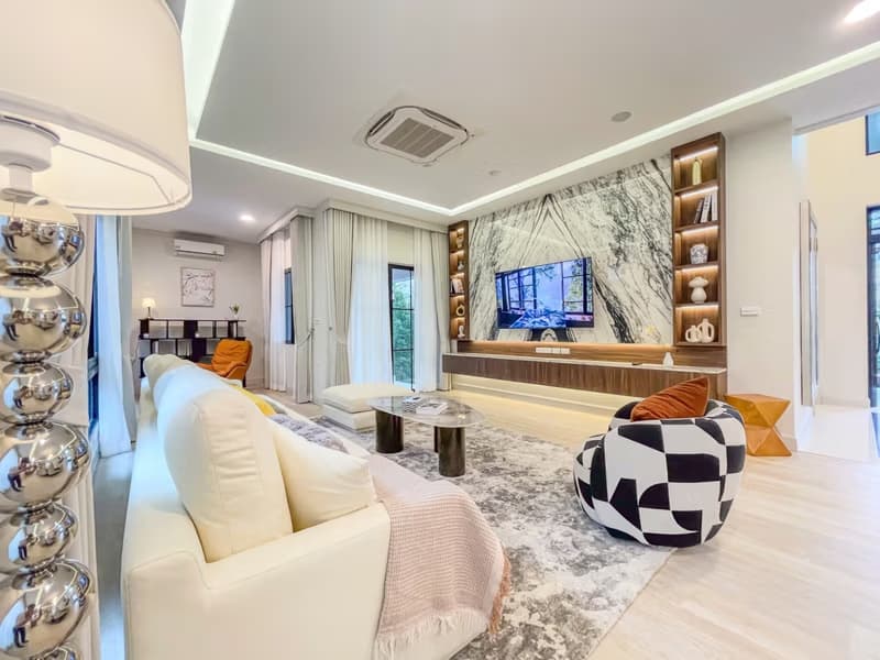 4 Bed House for Rent and Sale in Saphan Sung