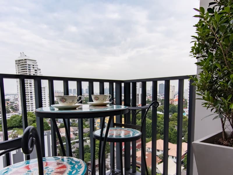 M Thonglor