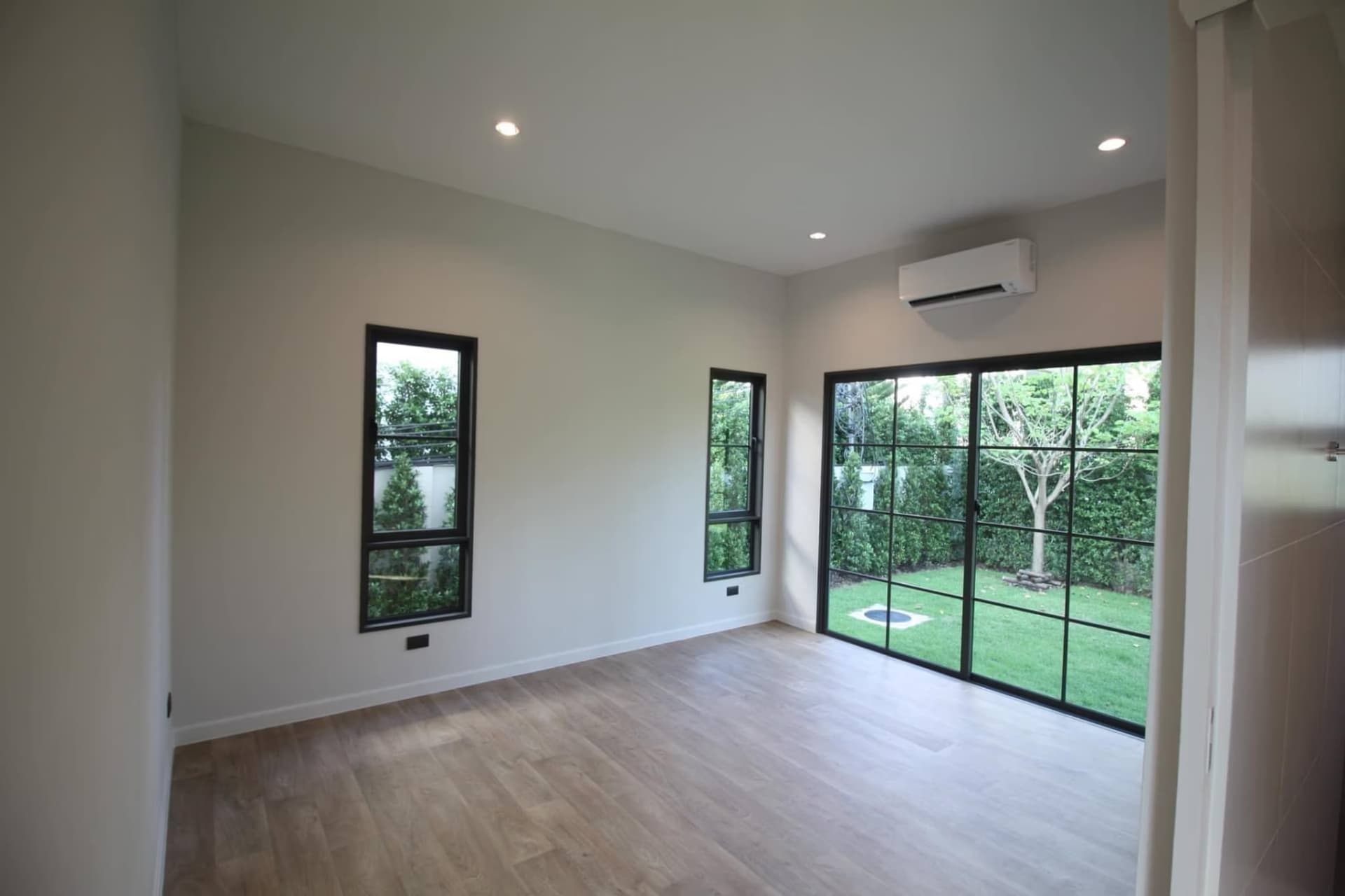 5 Bed House for Rent in Bang Phli District - Image 5