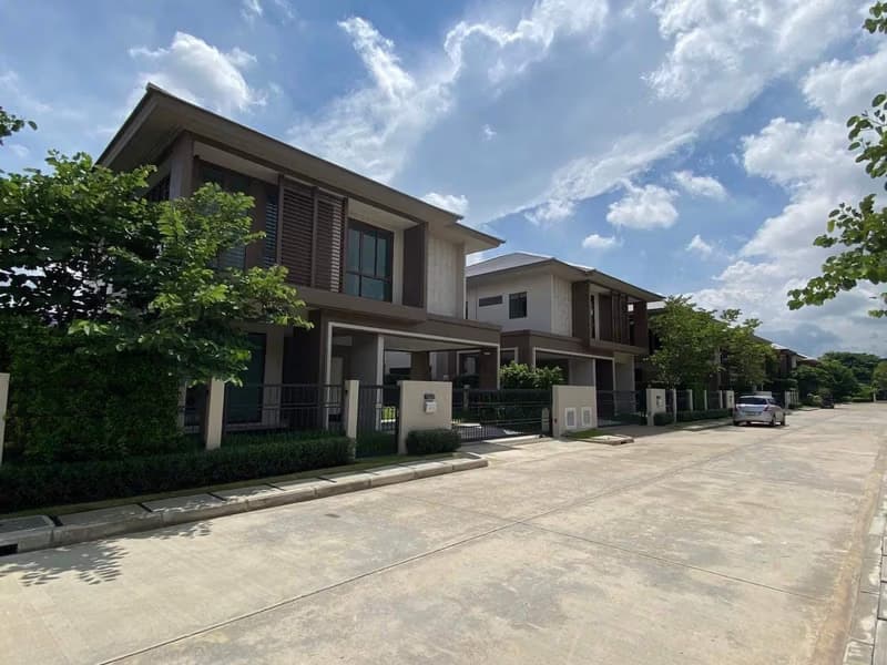 4 Bed House for Rent in Bang Kapi