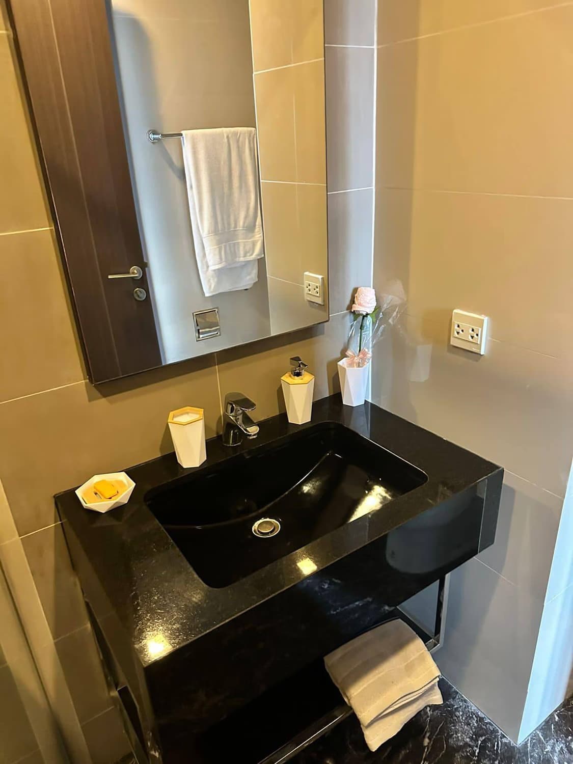 1 Bed Condo for Rent in Watthana - Image 6