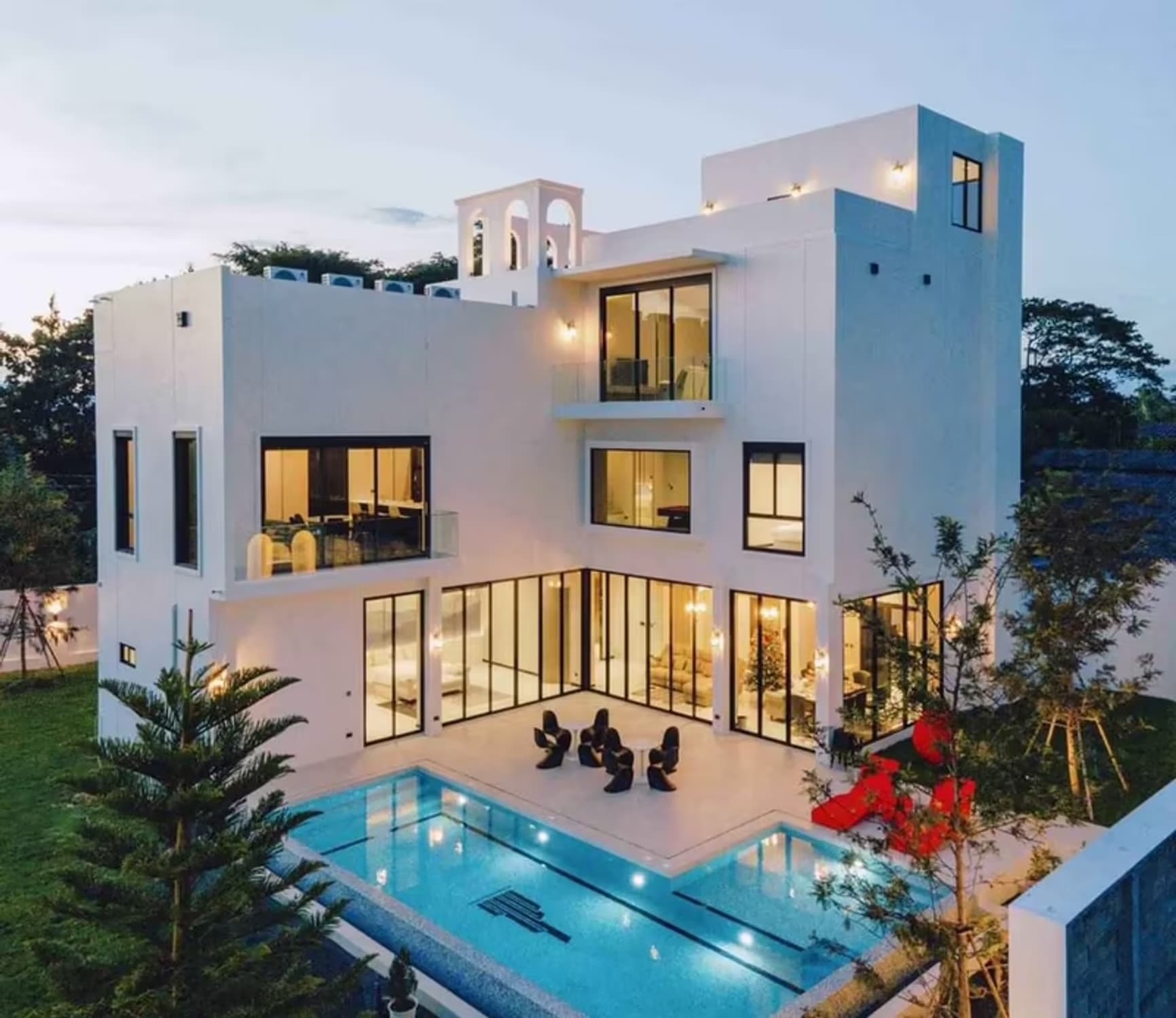 Luxury Mansion with Pool - Image 1