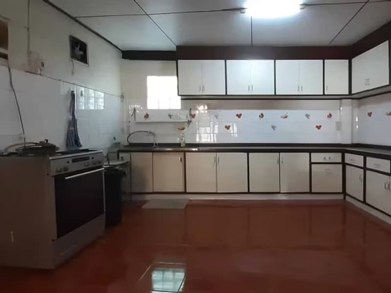 6 Bedroom House