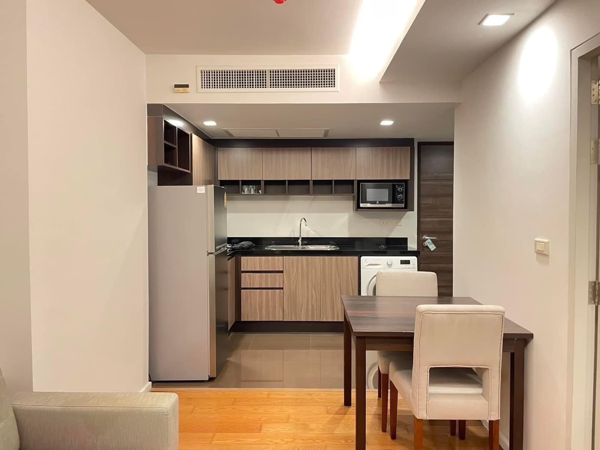 1 ห้องนอน Condo สำหรับ ขายและจำหน่าย ใกล้ Phloen Chit BTS - Image 2