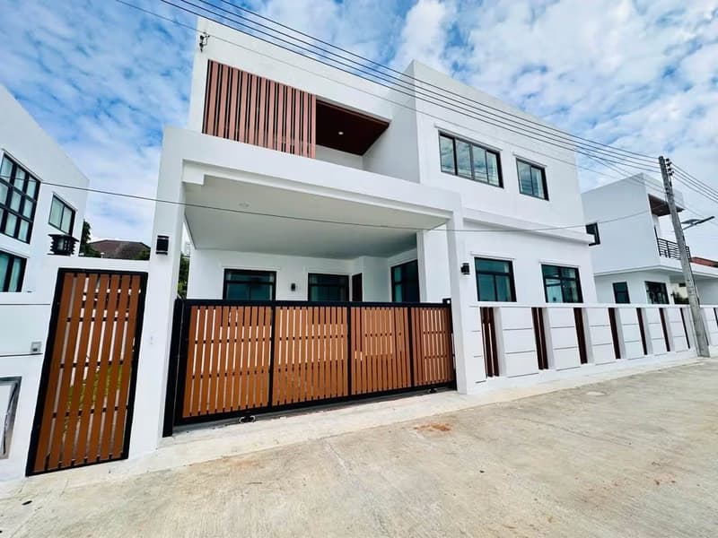 4 Bed House for Rent in Mueang Chiang Mai