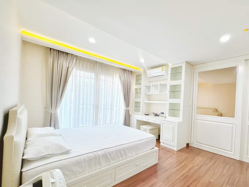 4 Bed Townhouse for Rent in Phra Khanong