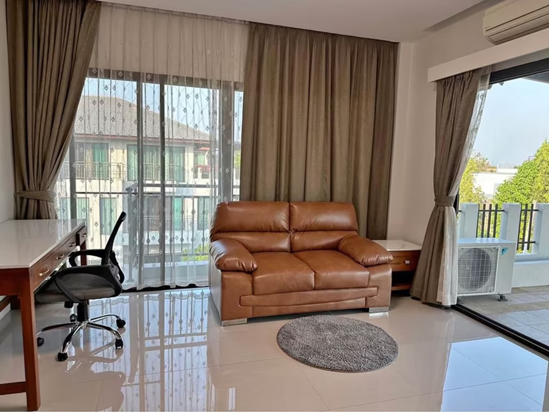 6 Bedroom House for Rent - Image 9