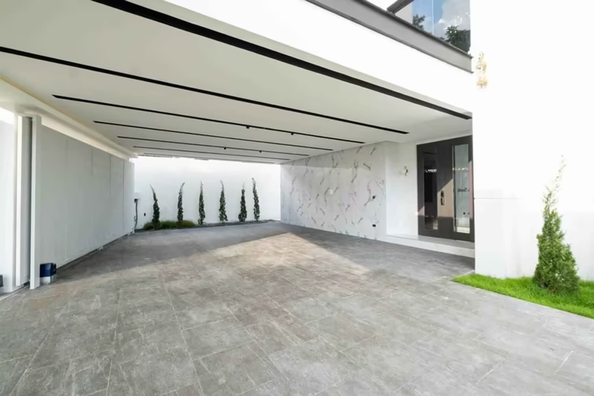 Luxury Mansion with Pool - Image 14
