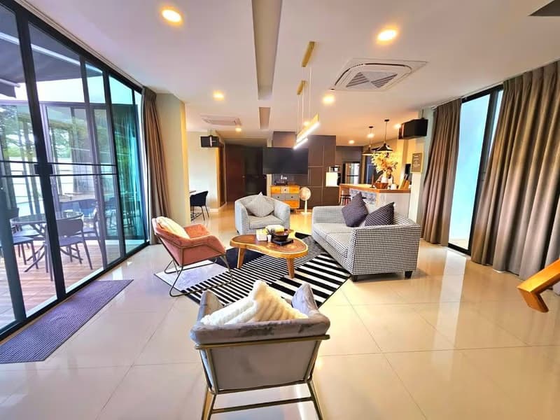 6 Bed House for Rent in San Sai